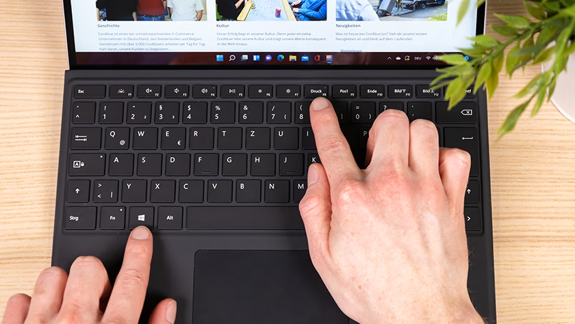 người dùng nhấn phím windows và print screen để chụp toàn màn hình surface