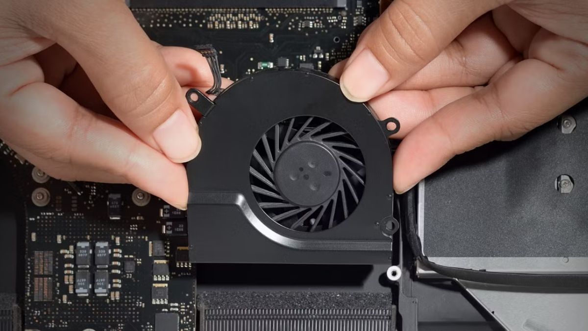 cận cảnh hệ thống tản nhiệt gồm quạt và ống đồng bên trong một laptop hiệu năng cao 