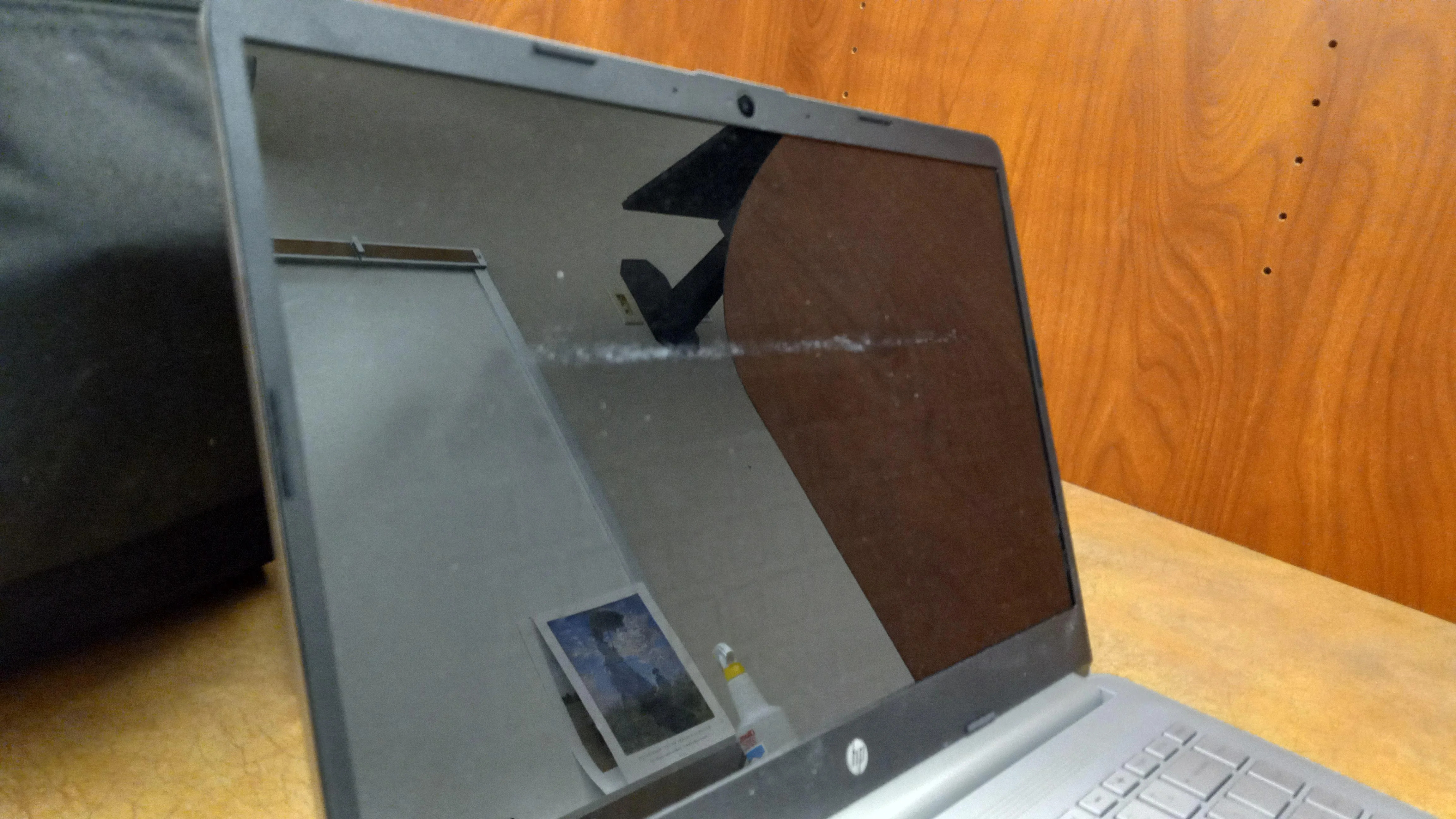 màn hình laptop cảm ứng bị mờ bởi vân tay và vết bẩn