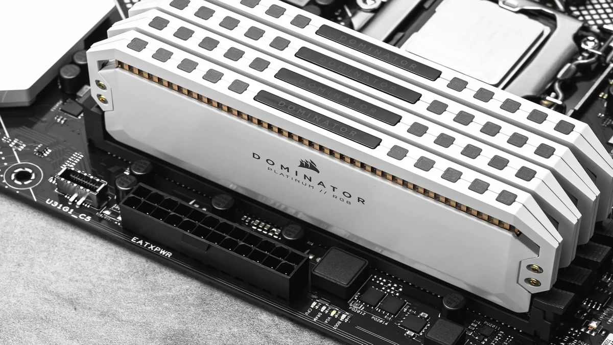 thanh ram ddr5 lắp vào bo mạch chủ