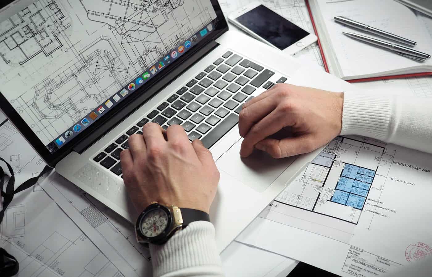 sinh viên xây dựng đang dùng laptop mạnh mẽ để dựng mô hình 3d cho đồ án 