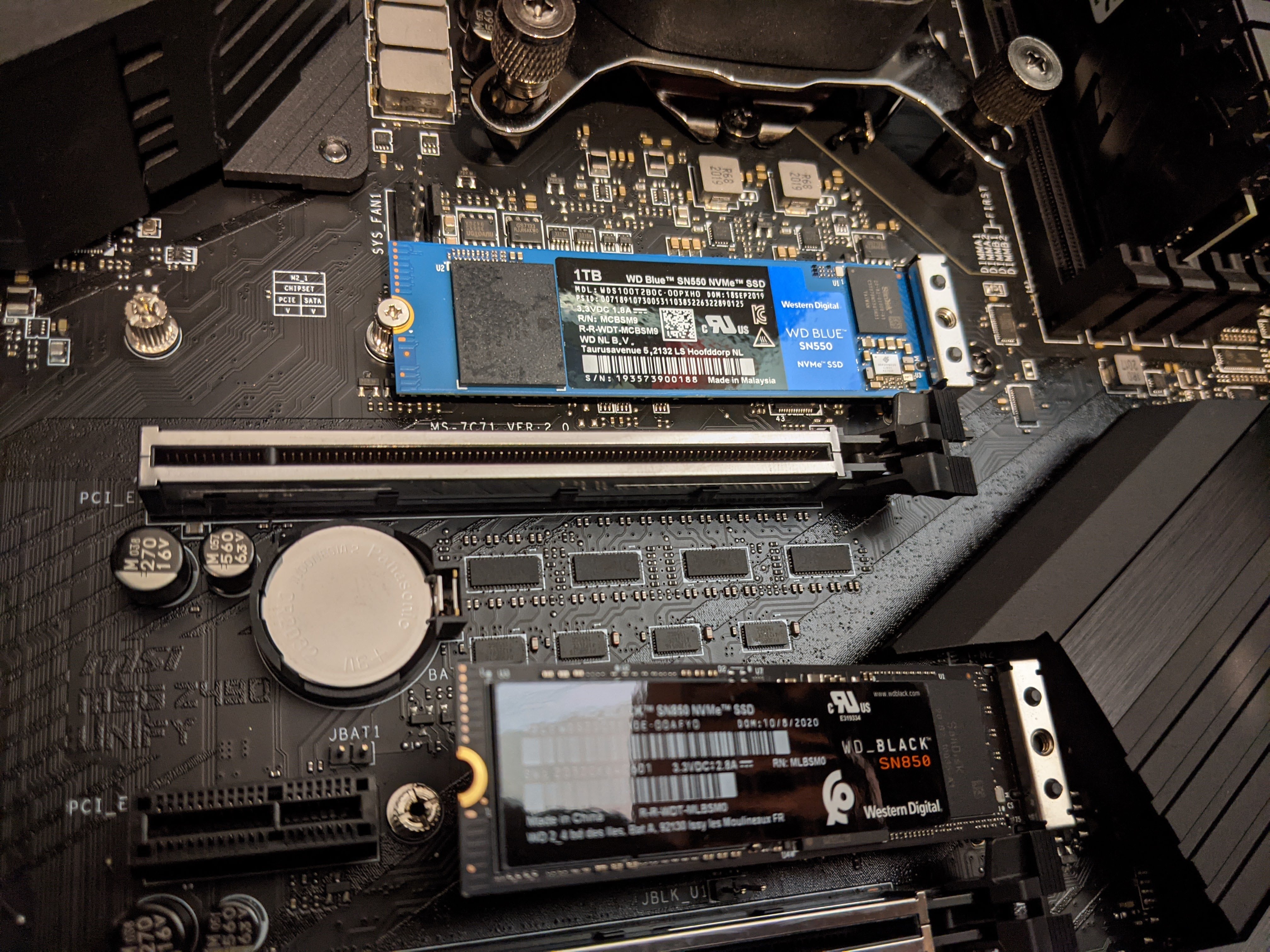 cận cảnh ổ cứng ssd nvme được lắp trong laptop 