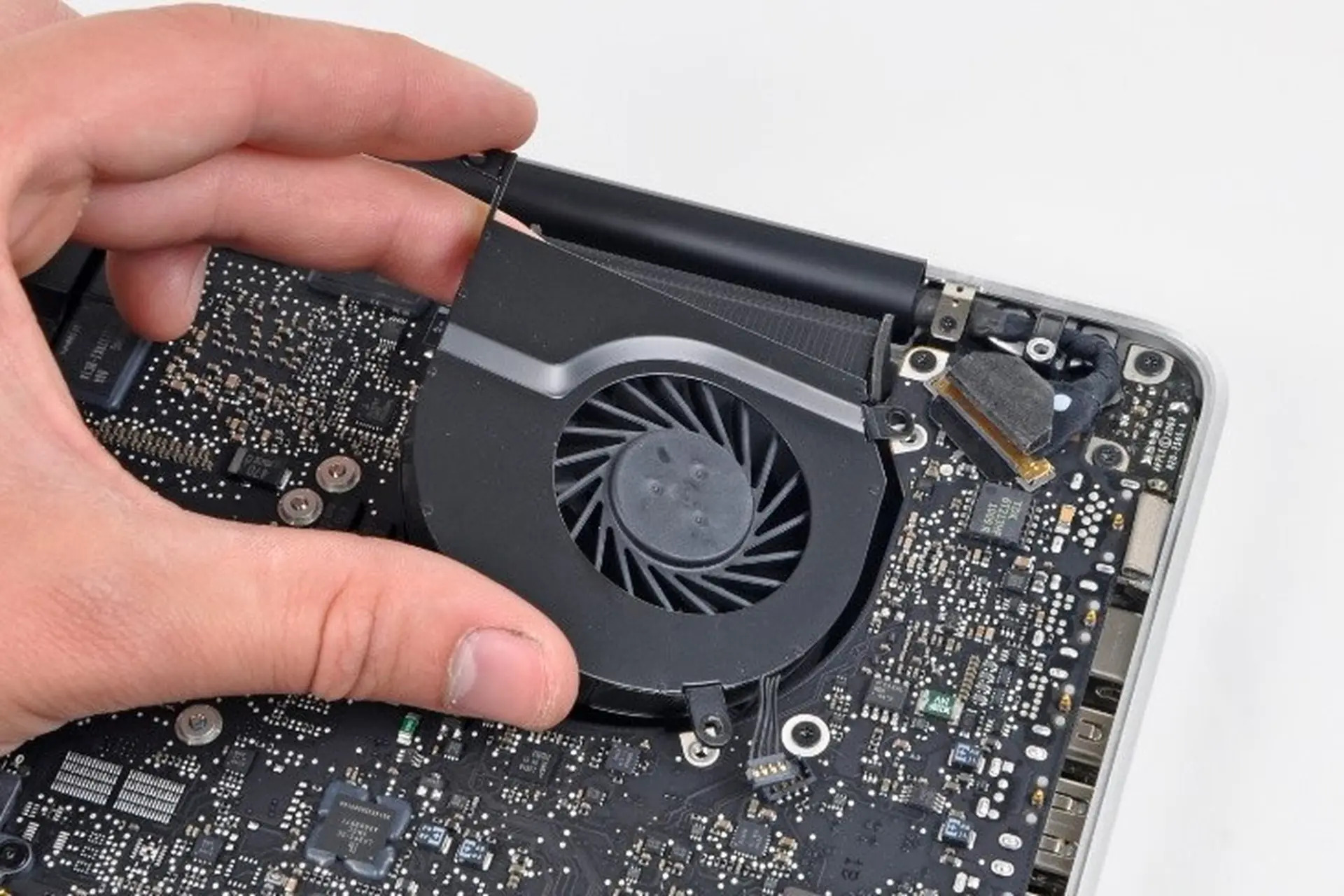 cận cảnh hệ thống tản nhiệt và vỏ kim loại của laptop workstation cho sinh viên kiến trúc