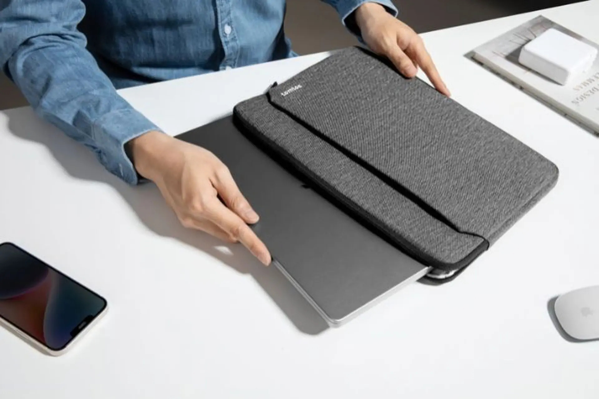 laptop đặt trên bàn ổn định và balo chống sốc
